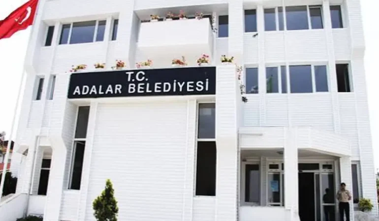 Adalar Belediyesi başkanvekilliği seçiminde AKP adayına oy veren üç CHP'li disipline sevk edildi