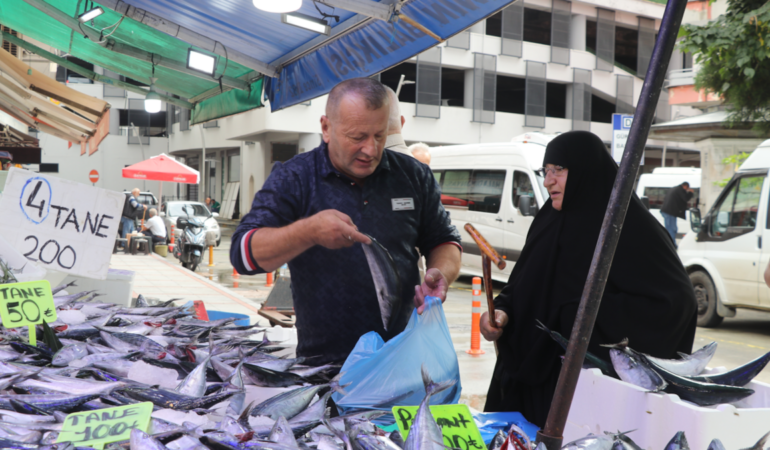 Rize Balıkçı Tezgahlarında Bollaşan Palamut 50 Liradan Satışa Sunuldu