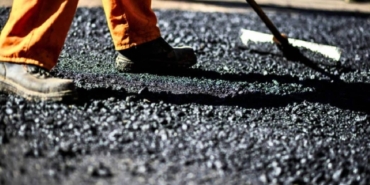 Kıyı ve denizlerden toplanan plastik atıklar yol yapımında asfalt karışımına dönüştürülüyor