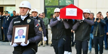 Pursaklar'da şehit olan polis memuru Ahmet Türkoğlu Ankara Emniyet Müdürlüğü'nde düzenlenen törenle uğurlandı