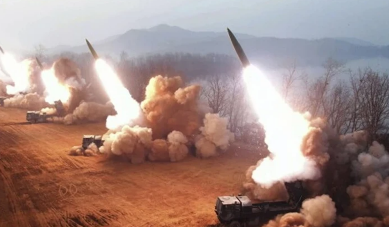 Kuzey Kore Japon Denizi’ne Balistik Füzeler Fırlattı