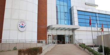 Çiğli Belediyesi şirketi ÇİBEL çalışanları geciken maaşlar nedeniyle iş bırakıyor